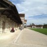 Saline royale d'Arc-et-Senans - devant le bâtiment des Sels Ouest, perspective sur l'avancée du portique de la maison du directeur et les berniers Est.