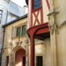 Hôtel de Bourgtheroulde, le porche d'entrée vu de la cour intérieure.