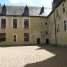 La cour d'honneur de Fougères  : de face, le logis sud -une porte permet l'accès direct à la salle des gardes, la seconde porte donne sur le couloir qui mène au jardin.