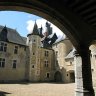 La cour d'honneur de Fougères  : le logis ouest et l'entrée de la forteresse vus de la galerie ouverte.