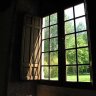 La salle des gardes, la vue sur le jardin.