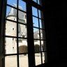 La salle des gardes, la vue sur la cour d'honneur 