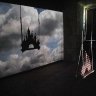 Petits appartements du premier étage. Dans la chambre privée de la tour, une œuvre de l'exposition Châteaux féériques : une projection de Katia Bourdarel