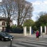 L'entrée du parc Montsouris rue Emile Deutsch de La Meurthe / boulevard Jourdan. A gauche le pavillon qui abrite l'Association Française d'Astronomie 