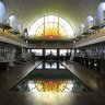 La Piscine. Le Bassin, principal lieu d'exposition de la statuaire du musée. A chaque extrémité, un vitrail éclaire le bassin - ils symbolisent le levant et le couchant.