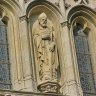 Une des nombreuses statues de saints, d'évêques (souvent les deux à la fois) et de rois qui remplissent chaque espace disponible du beffroi : saint Germain l'Auxerrois (bien sûr), saint Landry, saint Denis, Philippe Auguste (le Louvre est en face), Charlemagne… 