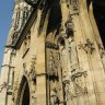 Le porche extérieur de Saint-Germain l'Auxerrois construit par le maître-maçon Jean Gaussel en 1435-39.  Si le porche extérieur date du XVème siècle, la plupart des statues qui le décorent sont du XIXème et sont l'œuvre de Louis Desprez. 