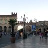 Vérone - piazza Bra - de gauche à droite : le palazzo della Gran Guardia, l'arco d'orolagio, le museo Lapidario Maffeiano.