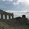 Vérone - l'Aréna : côté via Dietro Anfiteatro, l'unique vestige des arcades sommitales. 