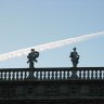 Vérone - piazza delle Erbe : quatre des statues sommitales (les dieux grecs Zeus, Hercule, Minerve, Vénus, Mercure et Apollon) du palazzo Maffei, palais de style baroque.