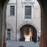 Vérone - piazza dei Signori - cour intérieure du palazzo dei Tribunali (ou palazzo Consignorio). Au fond, la loggia del Consiglio.