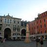 Vérone - piazza dei Signori : la Domus Nova (façade néoclassique), bâtiment du XIIIe siècle modifié sous la domination vénitienne. La maison ocre rouge (XIVe siècle, remaniée au XIVe dans le style Renaissance) abrite l'Antico Caffe Dante, le plus vieux café de Vérone.  