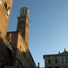 Vérone - piazza dei Signori : le palazzo della Ragione (XIIe siècle) et la tour des Lamberti (1464). 