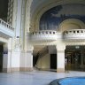 L'Etablissement Thermal des Dômes. Hall central et à l'étage la fresque d'Alphonse Osbert - Le Bain (1904)