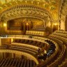 Intérieur de l'Opéra de Vichy. Monument classé de style Art Nouveau. Sculptures d'ornement de Pierre Seguin. Peintures décoratives de Léon Rudnick. Ferronnerie d'art d'Emile Robert. Pour les amateurs de musique, signalons que Richard Strauss y dirigea son "Salomé" en 1935.